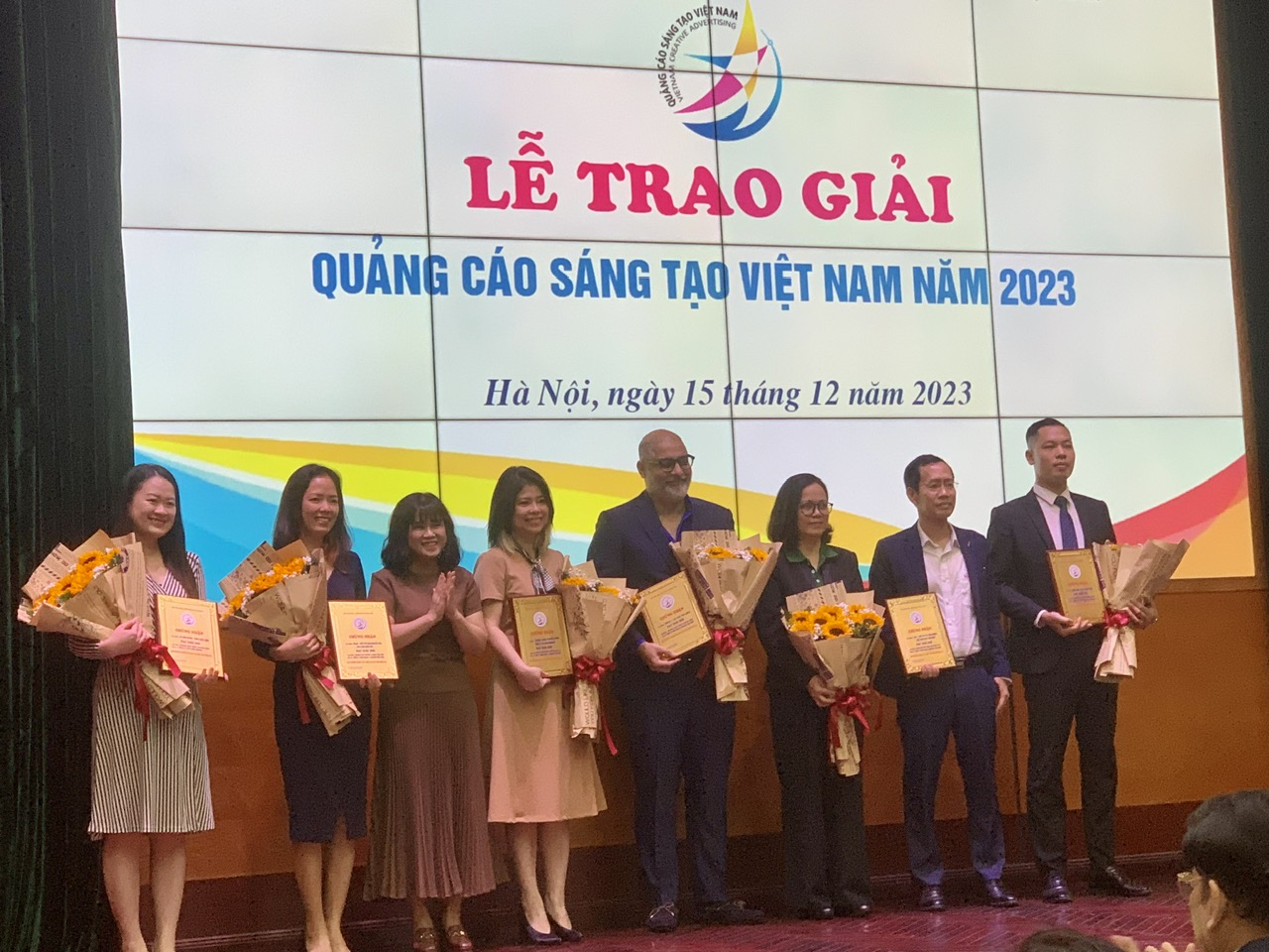 Ban Tổ chức trao giải cho các tác phẩm đạt Giải thưởng “Quảng cáo sáng tạo Việt Nam năm 2023”